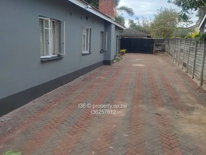 Emmaculate 3bedrooms molden kitchin