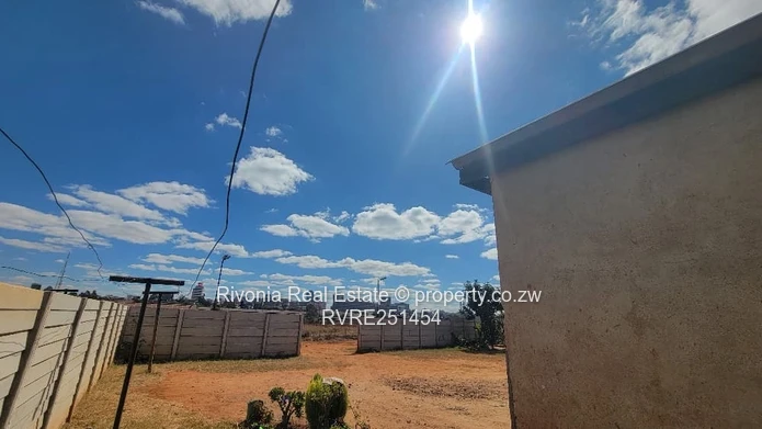 Walled 1-Bed cottage , Large Yard & City View in Arcadia (Sole Mandate)