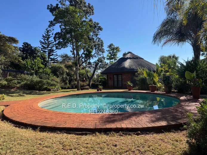 Private Retreat In Douglasdale!