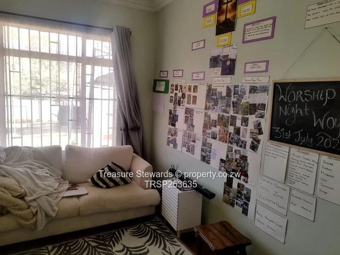 Elegant 4-Bed, 4-Bath Home in Westgate on 2000 m²