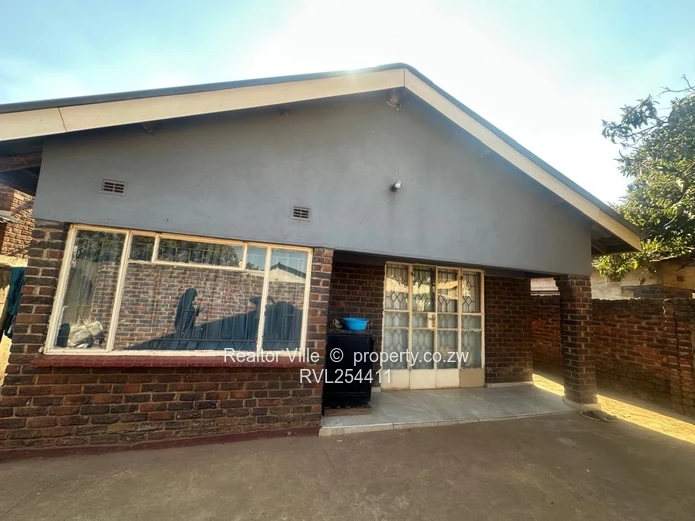 Walled & Gated 5-Bed Home in Warren Park – Borehole