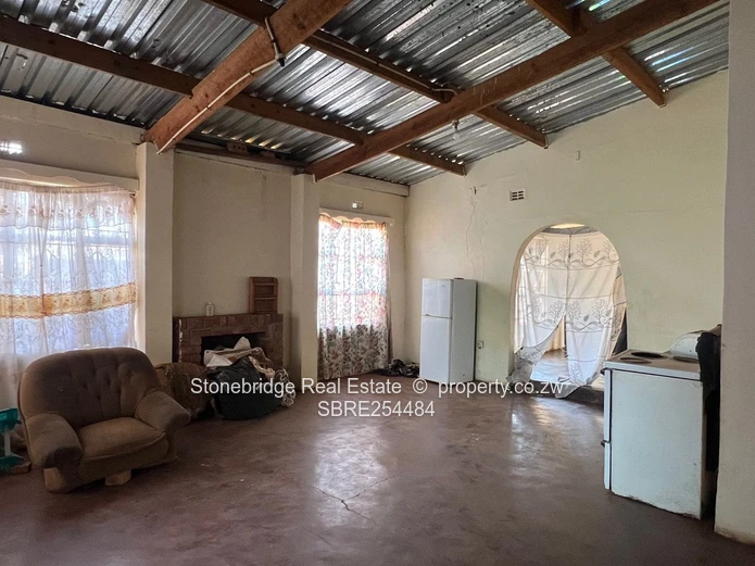5 Bedroomed House in Emganwini For Sale