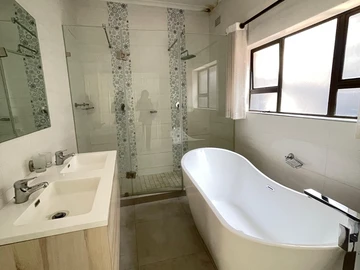 3 Bedroom Flat & Apartment