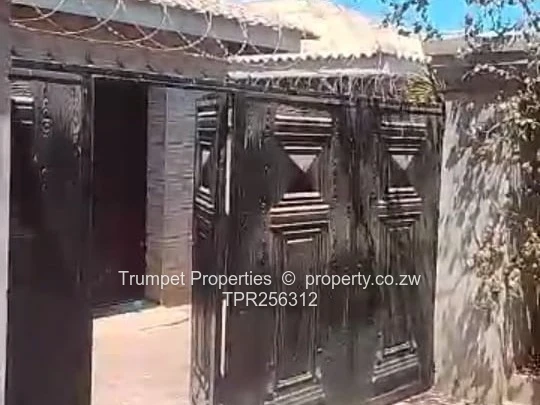 Glaudina: Secure 5-Bed Walled & Gated Home, Verandah