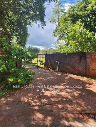 Greystone Park: 4-Bed Home on 9,185 m² with Pool & Borehole