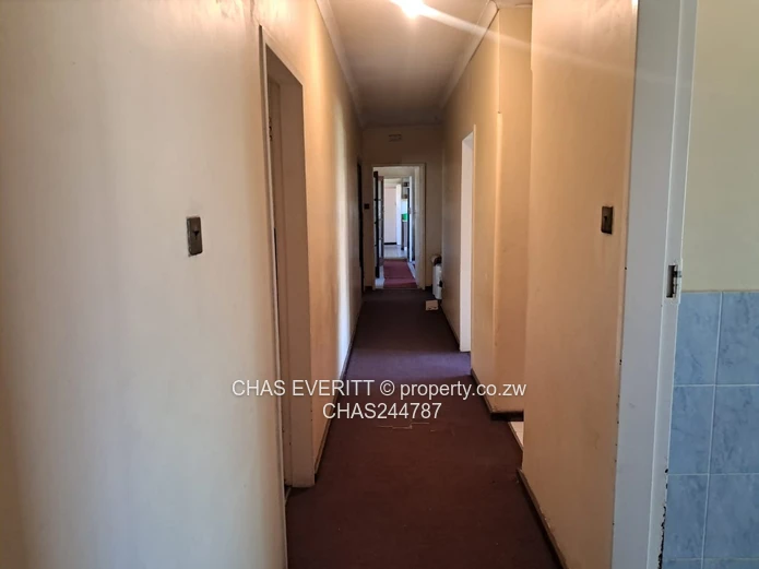 Friendly 4-Bed Hatfield House with Staff Quarters