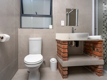 2 Bedroom Flat & Apartment