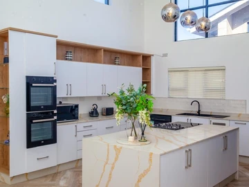 4 Bedroom Flat & Apartment