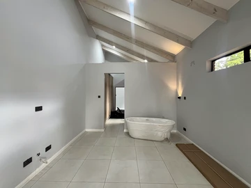 3 Bedroom Flat & Apartment