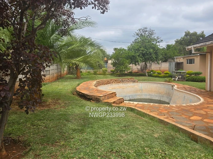 Montrose, Bulawayo South — 3-Bed House on 1600m² with Pool & Borehole