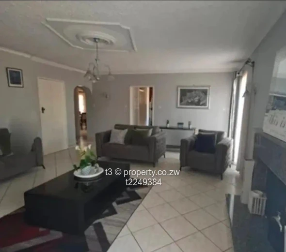 Charming 4BR Helensvale Home — Beautiful Garden & Borehole