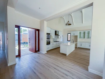 3 Bedroom Flat & Apartment