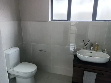 2 Bedroom Flat & Apartment