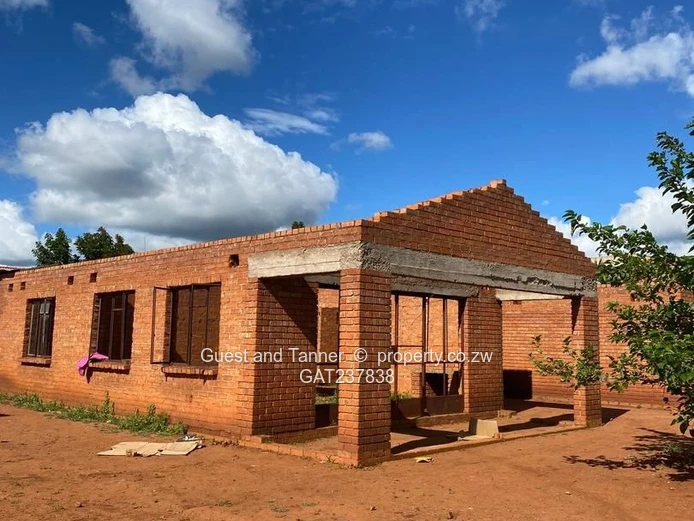 Spacious 600sqm Property with 4 BR and Cottage in Mahatshula North, Bulawayo – Finish to Your Taste