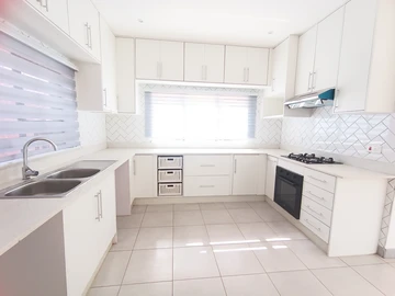 2 Bedroom Flat & Apartment