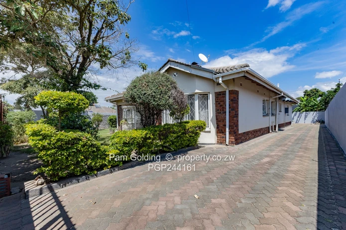 Charming Family Home In Zimre Park