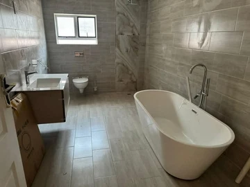 4 Bedroom Flat & Apartment