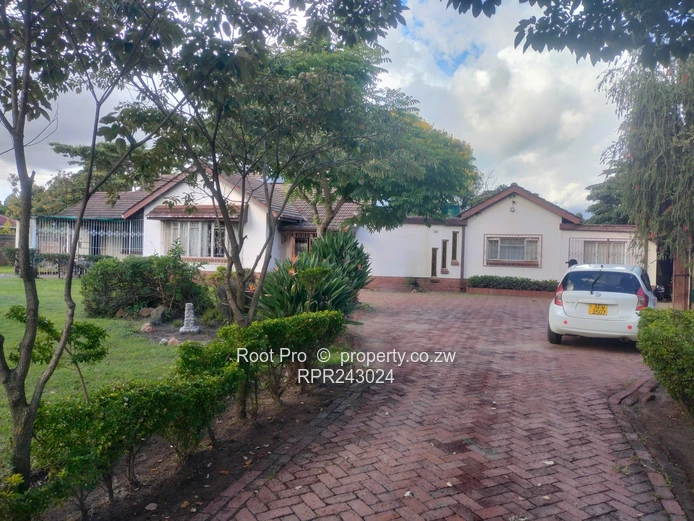 Hatfield House on a Big yard for sale