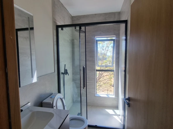 2 Bedroom Flat & Apartment