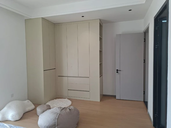 4 Bedroom Flat & Apartment