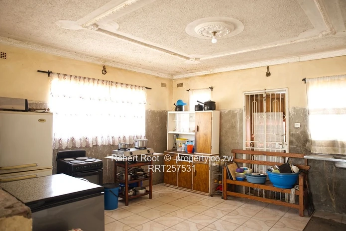 Spacious 3-Bed Damofalls Cottage on 1130 m² with Tank