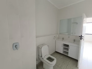 2 Bedroom Flat & Apartment