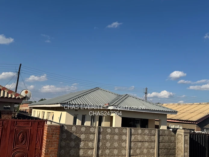 4 beds house in Unit G Makoni Seke Chitungwiza $35k