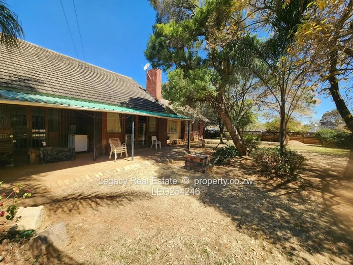 3-Bed Strathaven Rental: Veranda, Fireplace & Garden