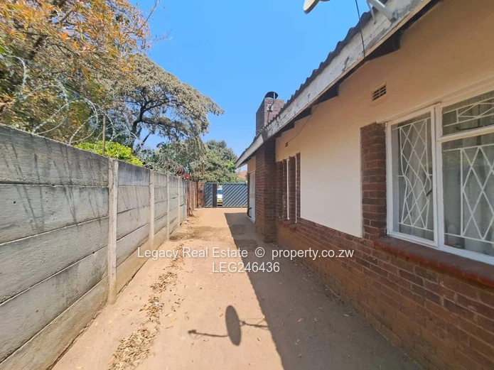 Spacious 4-Bedroom Houghton Park Home With Cottage And Title Deeds