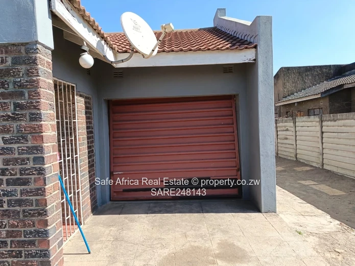 Waterfalls Mainway Meadows – Elegant 3-Bedroom Family Home for Sale