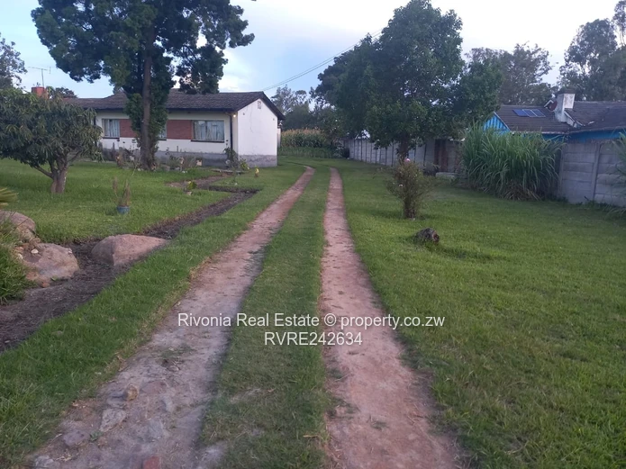 Hatfield: 4-Bed Home on 4300m² — Garage & Fireplace