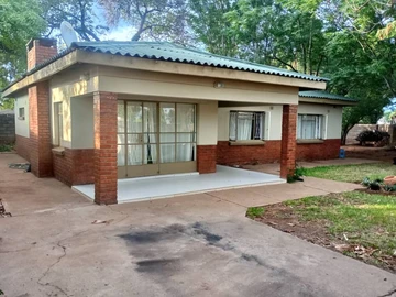 4 Bedroom, 2 Bathroom House for Sale in Victoria Falls, 722 m²