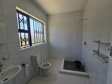 5 Bedroom Flat & Apartment