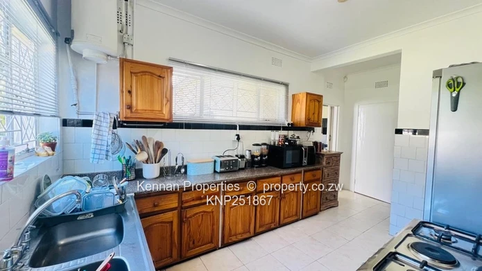 Family home on 4900 sqm of land with good water  (Sole Mandate)