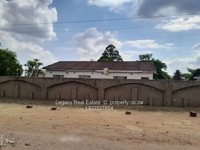 Secure Family Home in Tynwald North – Walled & Gated,with Title Deeds