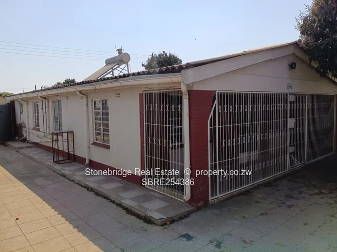 3 Bedroomed House in Lobengula West To Rent