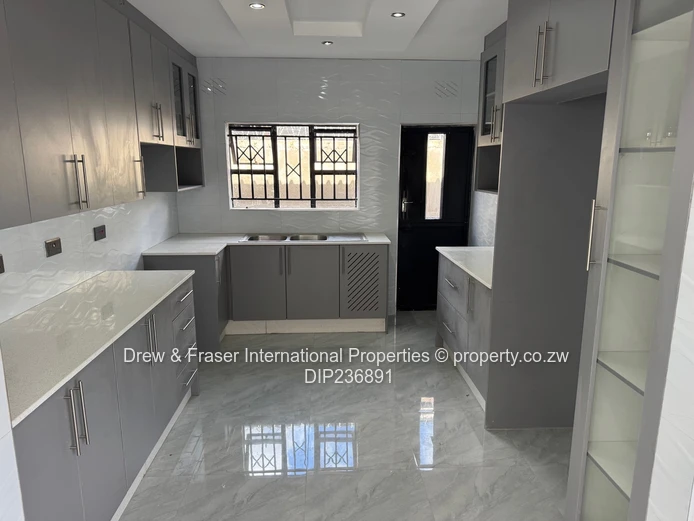 Stylish 4-Bed Fidelity Home - Fitted Kitchen & Tank