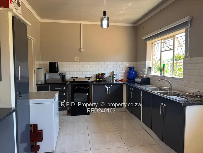 An Ideal Move-In-Ready Home In Queenspark East!