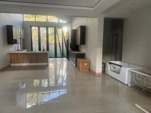 4 Bedroom Flat & Apartment