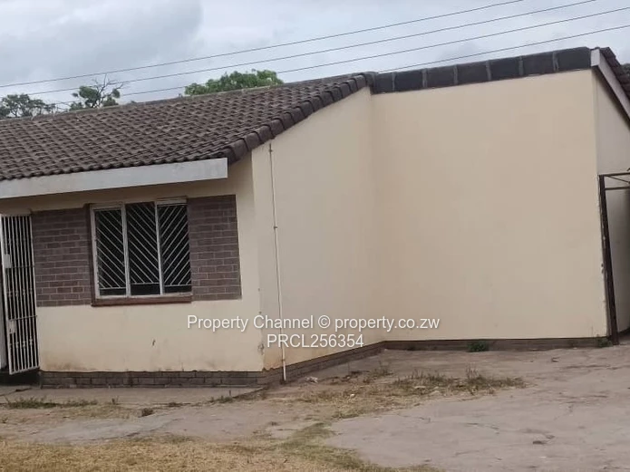Msasa Park: 2-Bed Home with Covered Carport & Yard