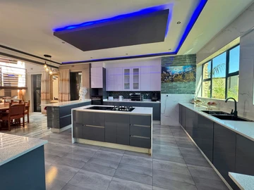 6 Bedroom House