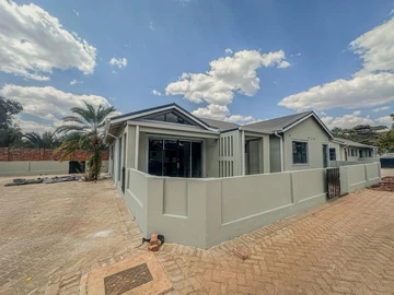 4 Bedroom Flat & Apartment