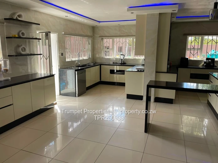 Monavale 4-Bed: Main En Suite, Sleek Kitchen & Garage