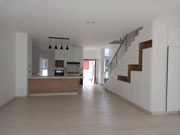 4 Bedroom Flat & Apartment