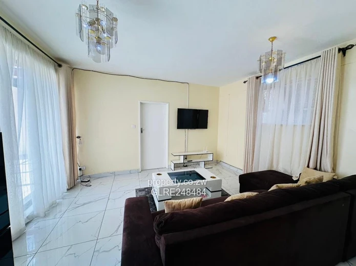 Sunlit 2-Bed Avenues Flat with Verandah & Solar