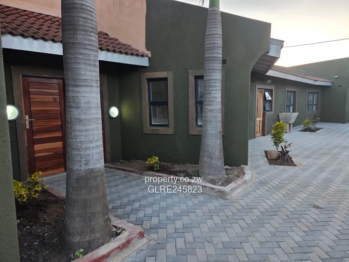 Paved Courtyard 2-Bed Glen View — Walled & Fitted Kitchen