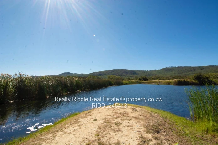 Nyanga Thatched Stone Lodge — Fireplace, AC & Wi-Fi