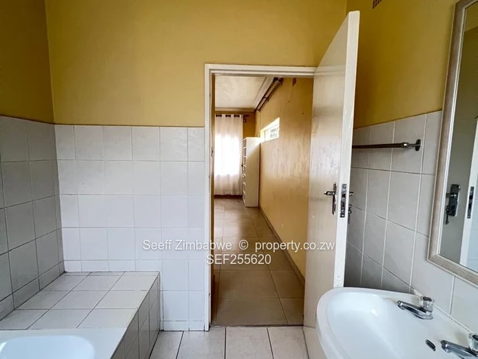 3-Bed cluster unit along Coronation on 871sqm 
