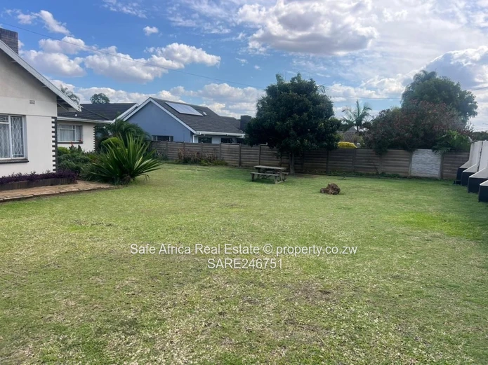 Spacious 4-Bed Home in Eastlea on 1700m² with Borehole