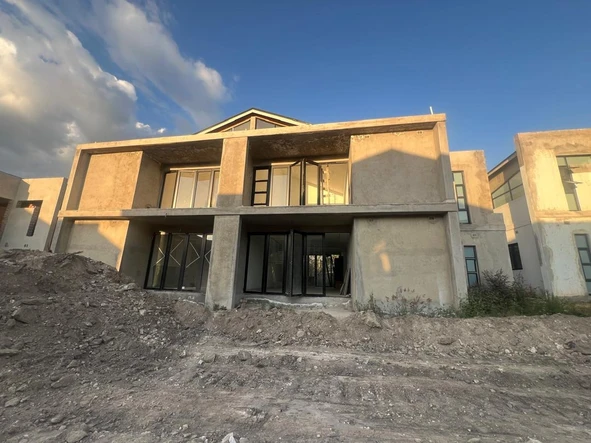 4 Bedroom Flat & Apartment